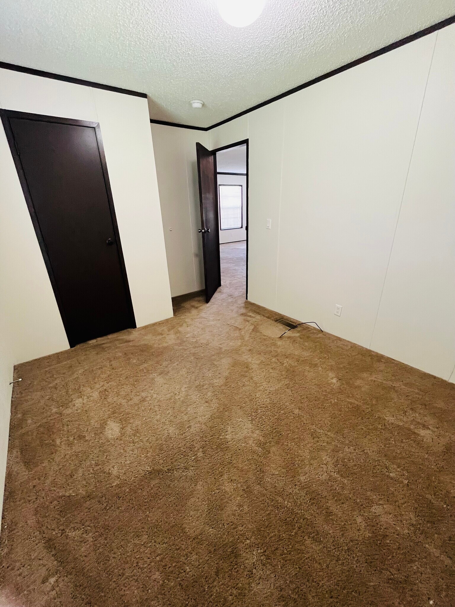 Building Photo - 15621 Pine Ridge Dr