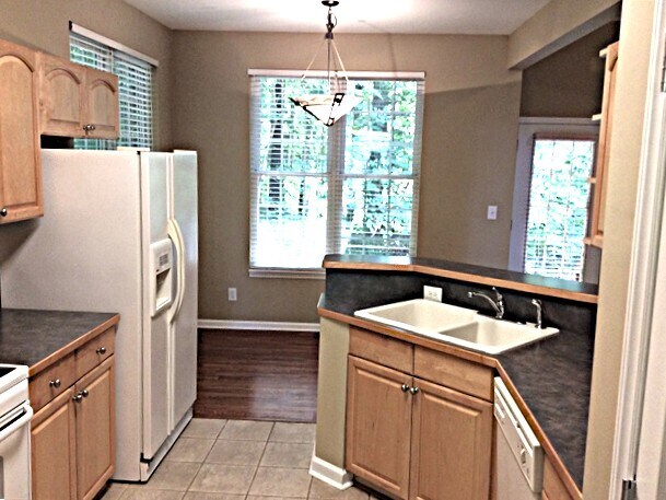 Building Photo - 8001 Lakeshore Dr