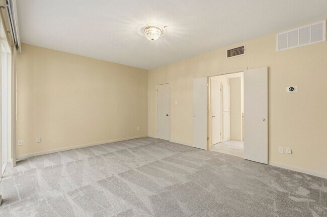 Building Photo - 10125 Valley Forge Dr