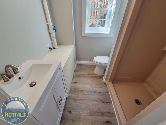 Building Photo - Adorable and Spacious Ranch Close to Town!