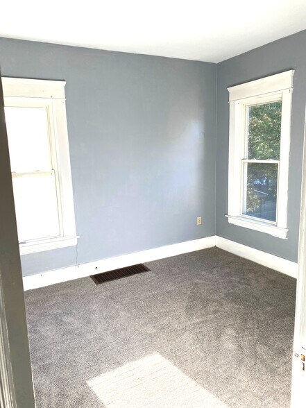 Building Photo - 916 W 9th St