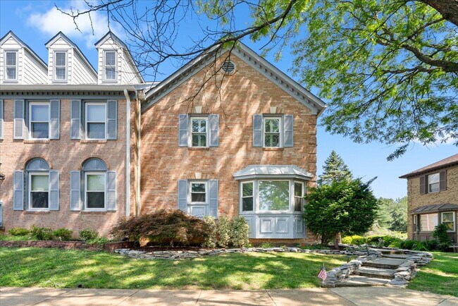 Building Photo - Stunning End-Unit Townhouse with Golf Cour...