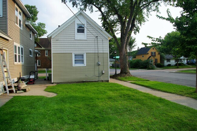 Building Photo - 551 W Michigan St
