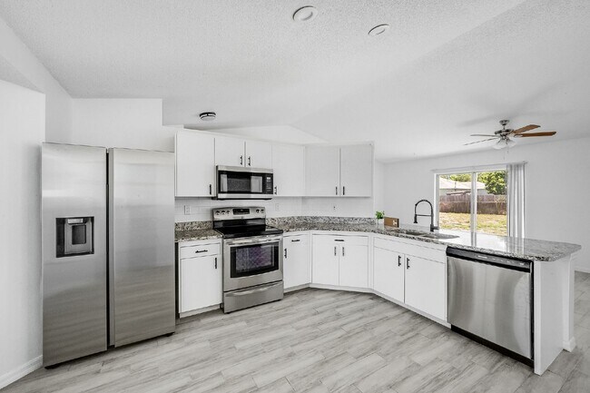 Building Photo - Charming 3-Bed, 2-Bath Home in Palm Bay