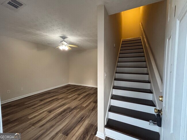 Building Photo - 97 Lily Dr