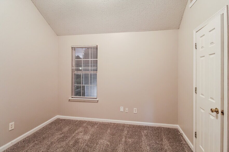 Building Photo - 6090 Crooked Creek Dr.