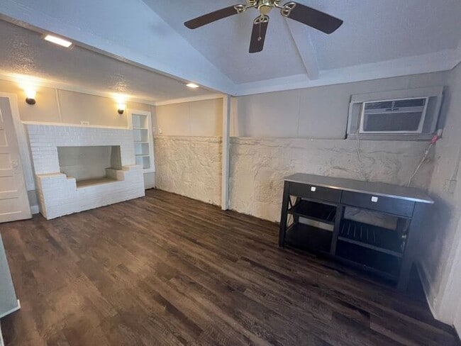 Building Photo - ((FREE RENT)) Cozy 1 Bedroom 1 Bath Downst...