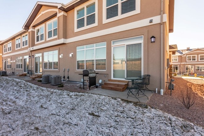 Building Photo - Stylish 3-Bedroom Townhome with Fireplace, Modern Kitchen & Spacious Layout!