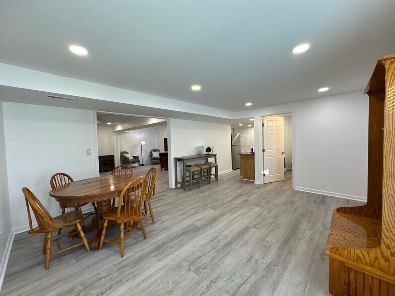 Dinning and relax space - 1042 Laurel Grove Rd