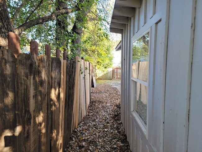 Building Photo - 2 Bedroom 1 Bathroom House Near Caldwell Park