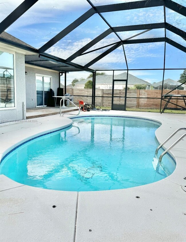 Primary Photo - 120 Hombre Cir