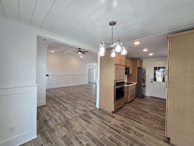 Building Photo - "Charming 3-Bedroom Retreat with Granite Finishes & Cozy Fireplace in Jacksonville!"