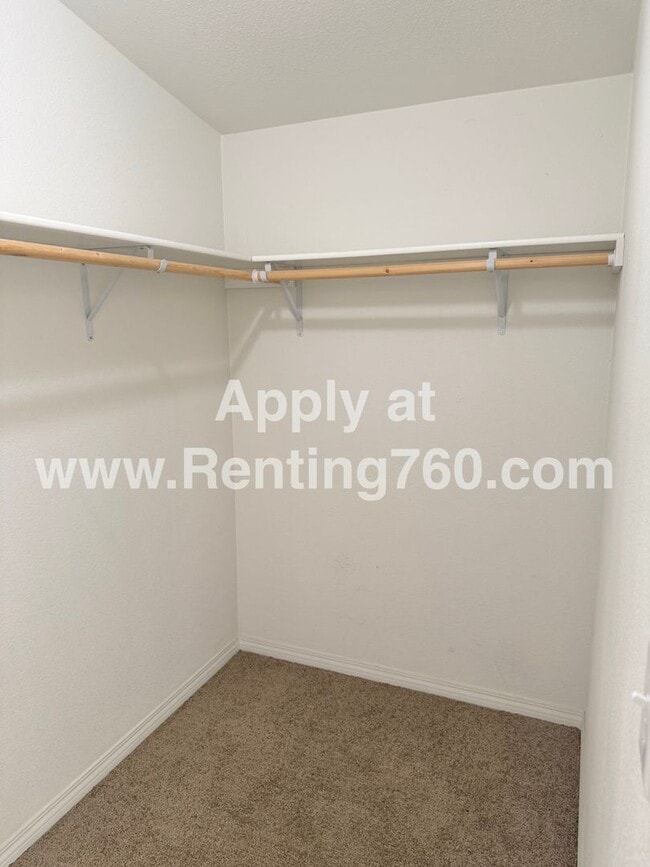 Building Photo - Huge 4 Bedroom Home!!