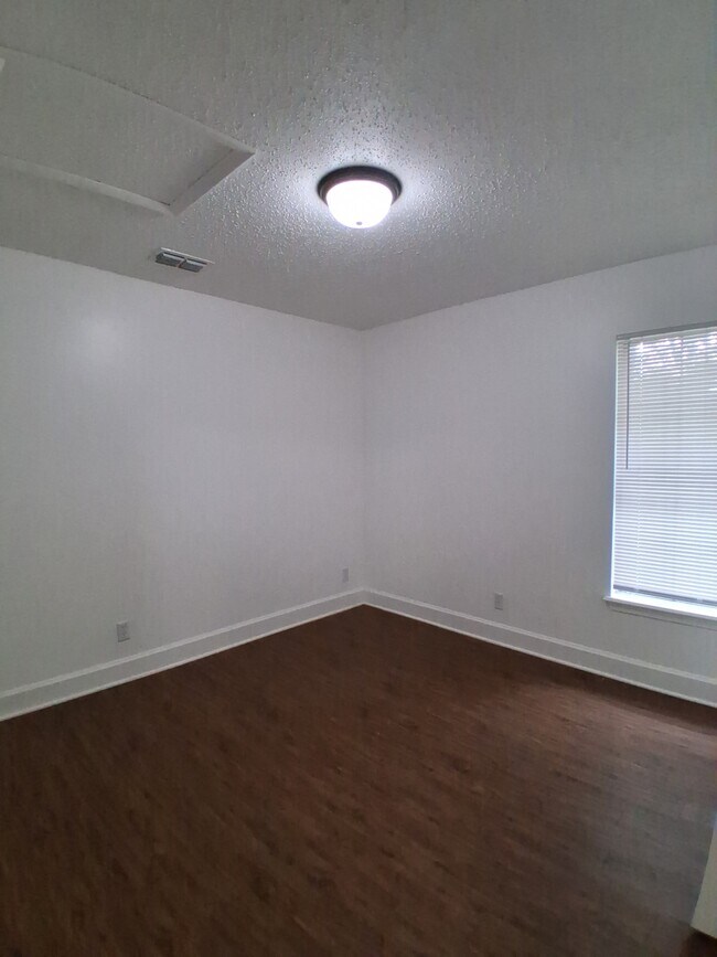 Building Photo - 1744 W 28th St