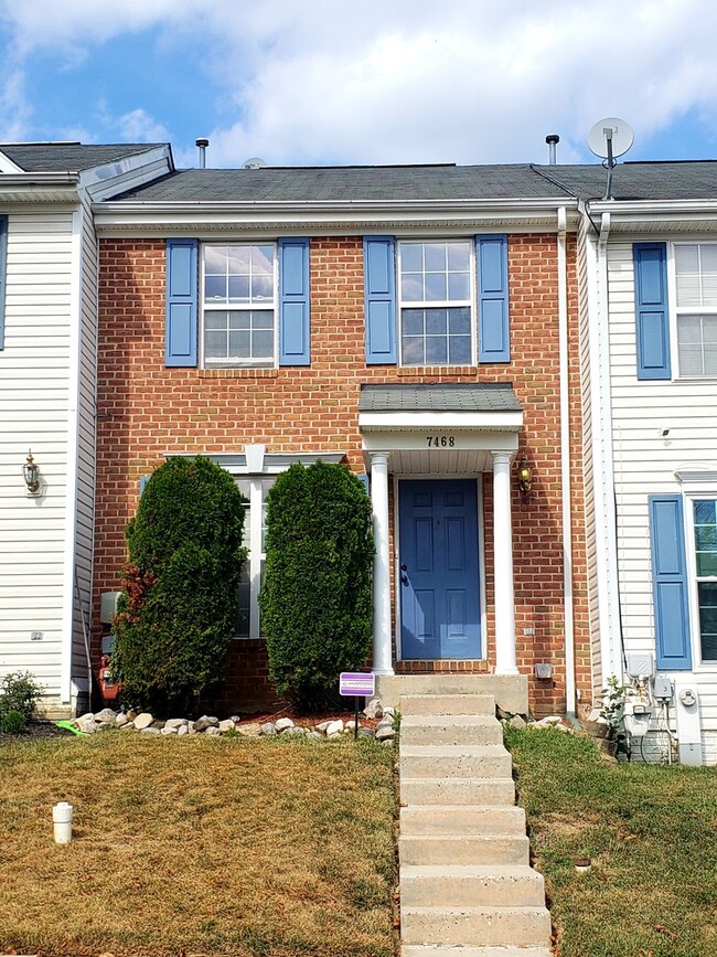 Primary Photo - 4 Bedroom 2.5 Bathroom Town Home in Quiet ...