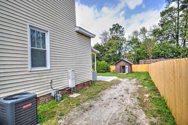 Building Photo - 213 Carolina St