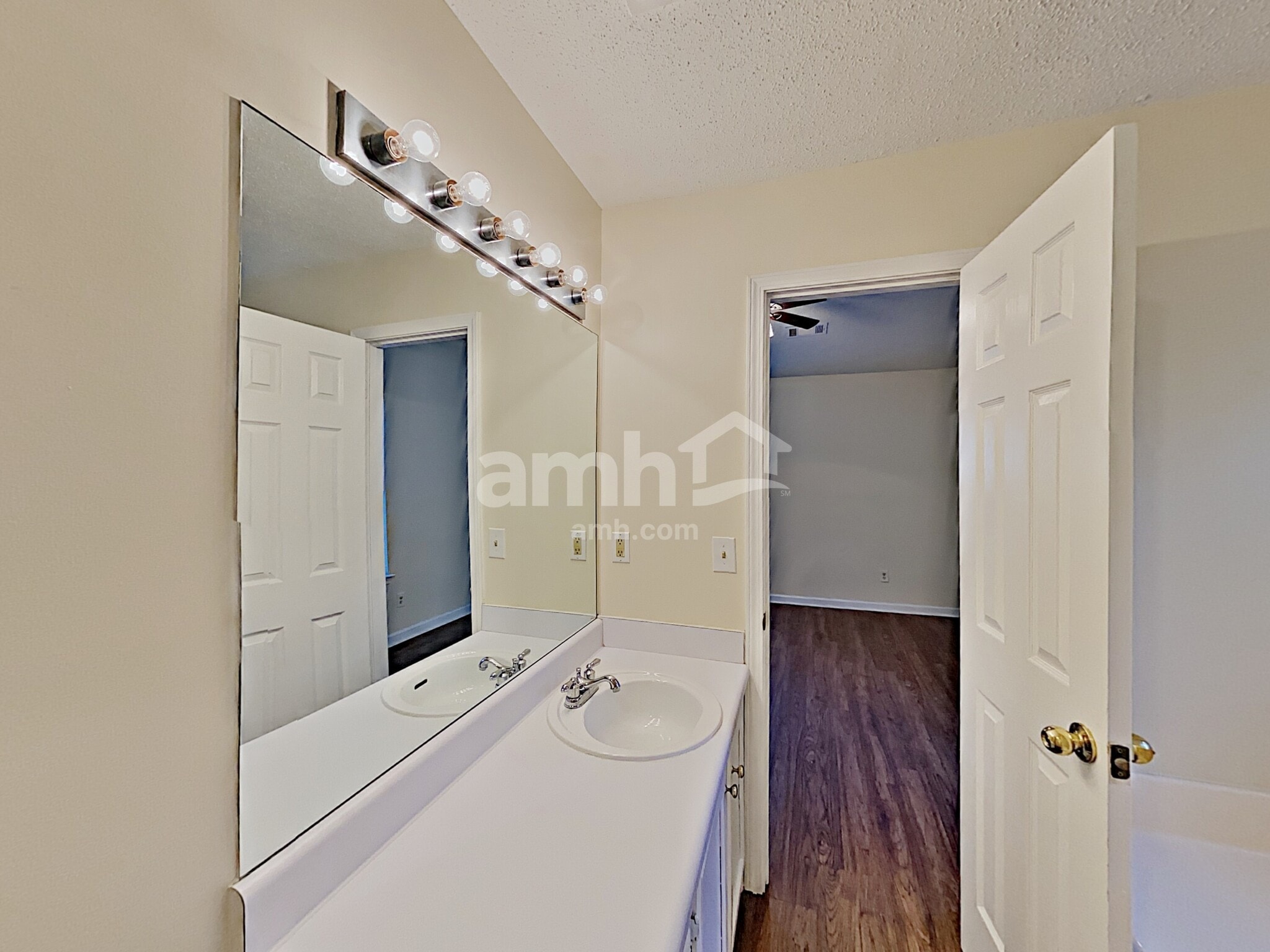 Building Photo - 271 Village Dr