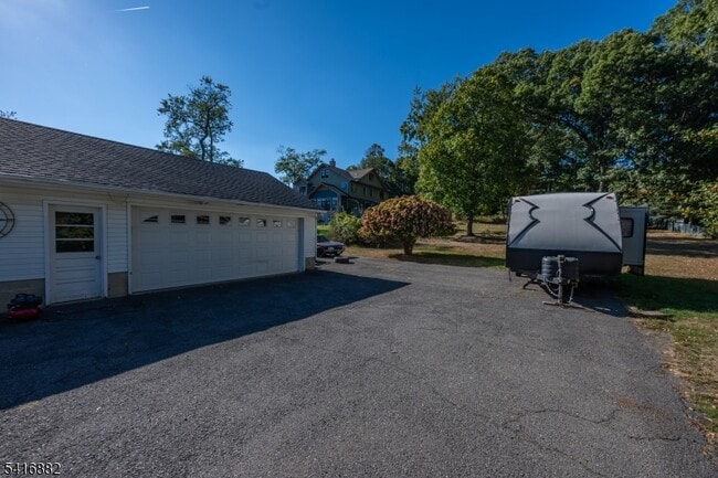 Building Photo - 176 Grove Ave