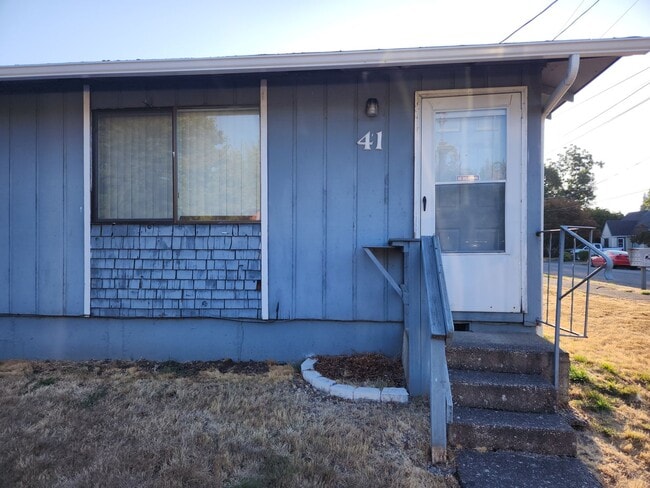 Primary Photo - 47-47 N 8th St