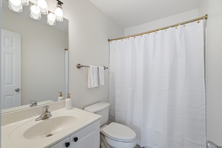 Secondary bedroom / office bathroom - 1225 Liberty Pky NW