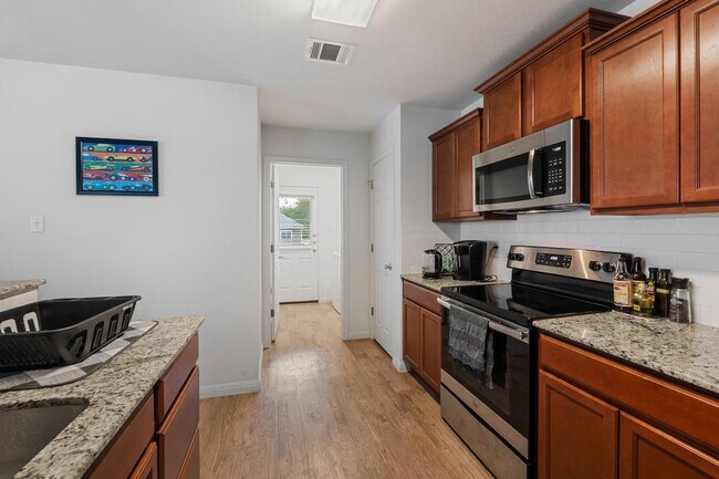 Building Photo - 404 Sloan St