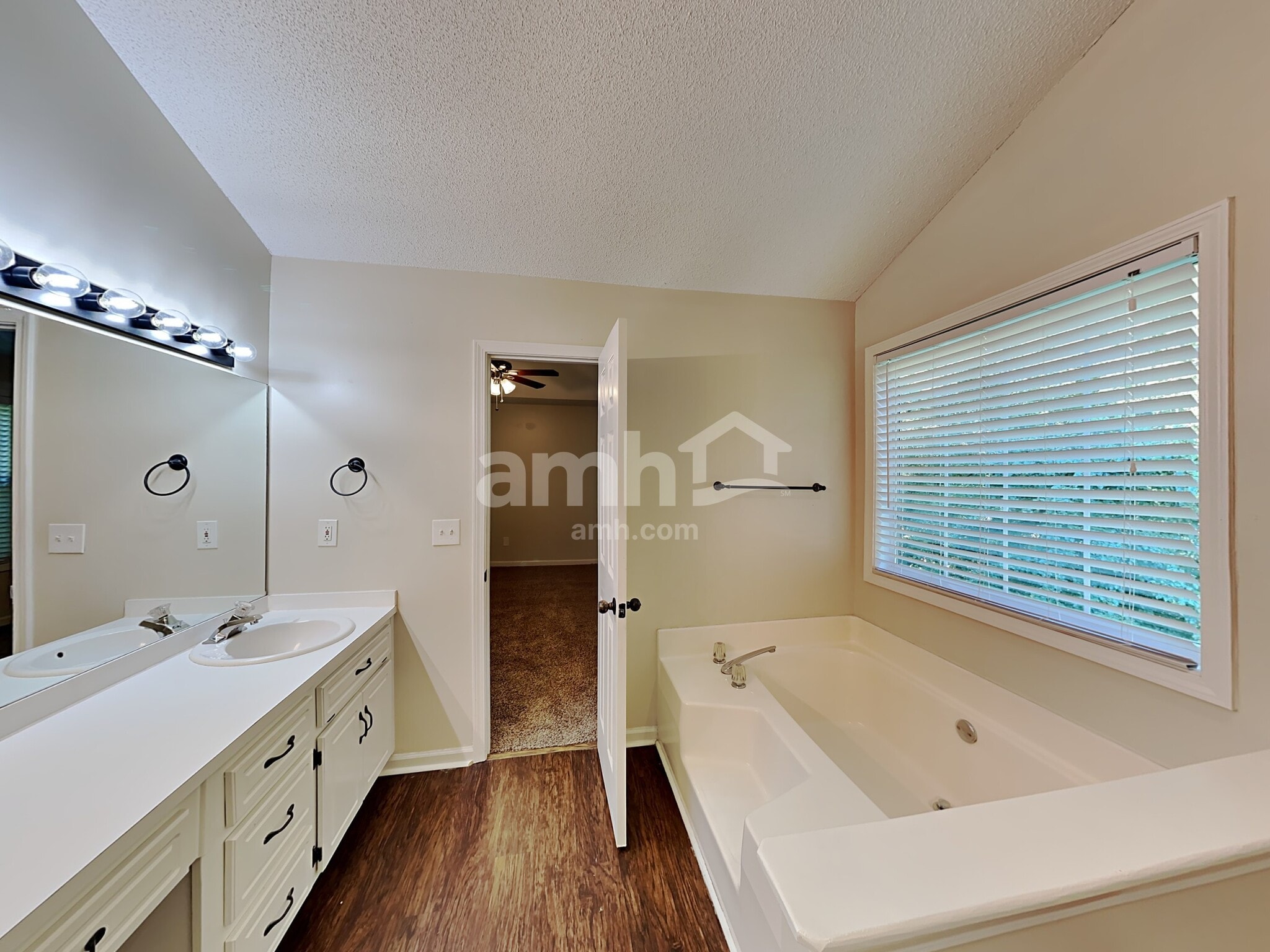 Building Photo - 1017 Queensbury Run