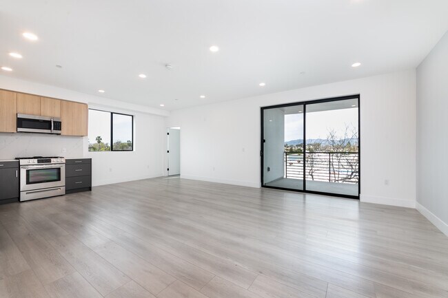 Building Photo - Emelita Apartments
