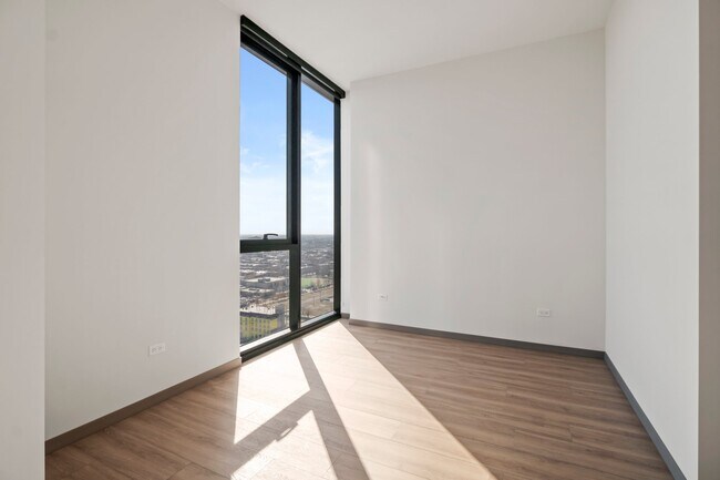 Building Photo - 539 S Damen Ave