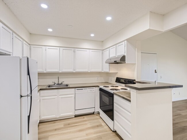 Building Photo - Stunning 1 bedroom 1 Bathroom in Lakewood!