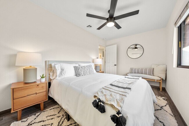 Building Photo - Fully Furnished 3 bedroom home where elegance meets cozy!