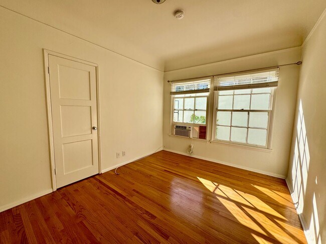 Building Photo - Sun-Filled 1-bed 1-bath First Floor short ...