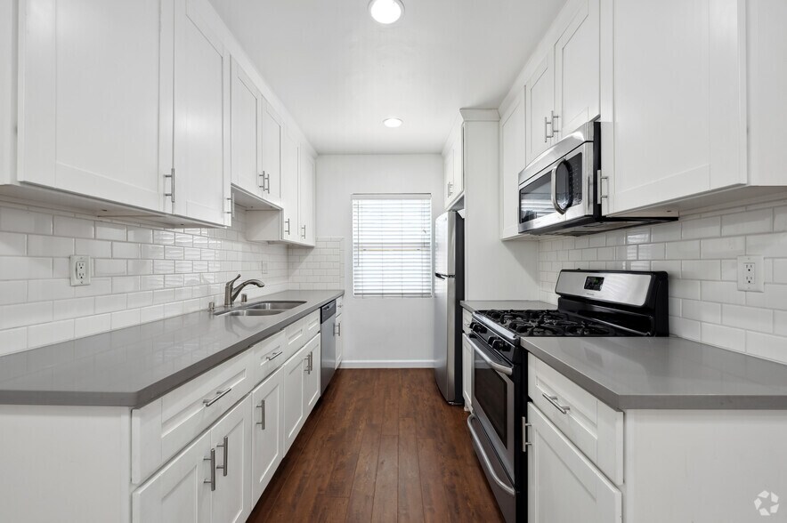 1BR, 1BA - 735SF - 7550 Fountain Ave