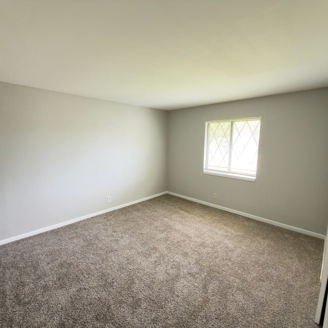 Building Photo - 2 Bedroom Upper Duplex in Breton Village!