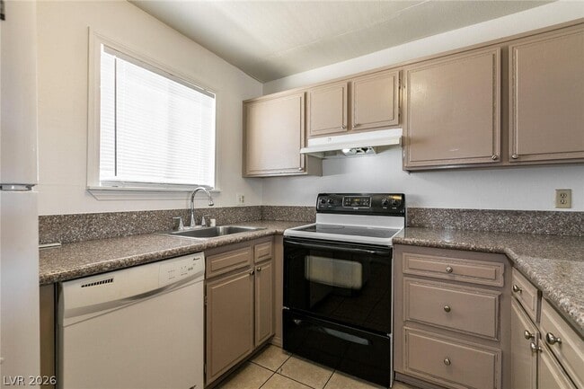 Building Photo - 5404 S Swenson St