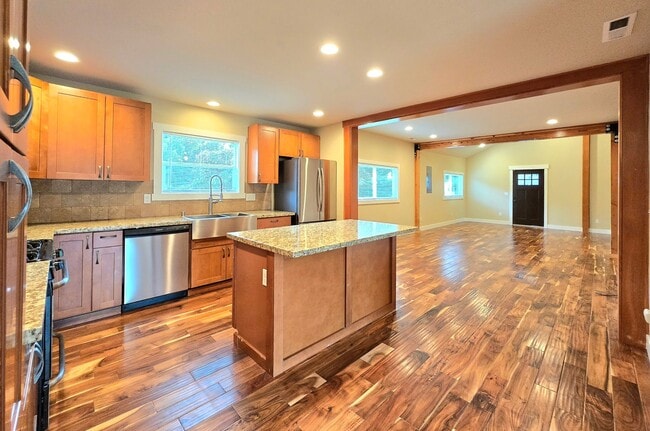 Building Photo - 3 Bedroom Home in Sedro Woolley Available Now
