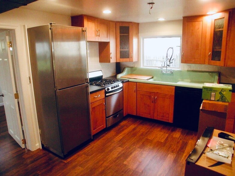 Modern high end kitchen with large farmhouse sink - 23 Fairlawn Ave