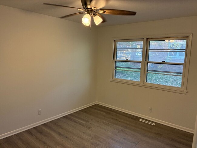 Building Photo - Fully remodeled 2 bed, 1 bath duplex walki...