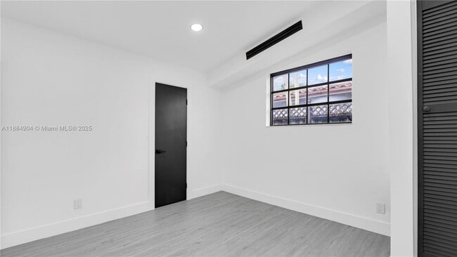 Building Photo - 2413 Gulfstream Ln