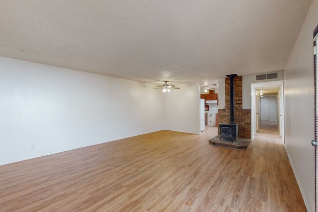 Building Photo - NE 1248/sf 3/BD 2/BA 1/CG