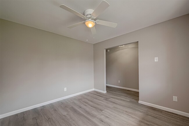 Building Photo - 8619 Valley Meadow Dr