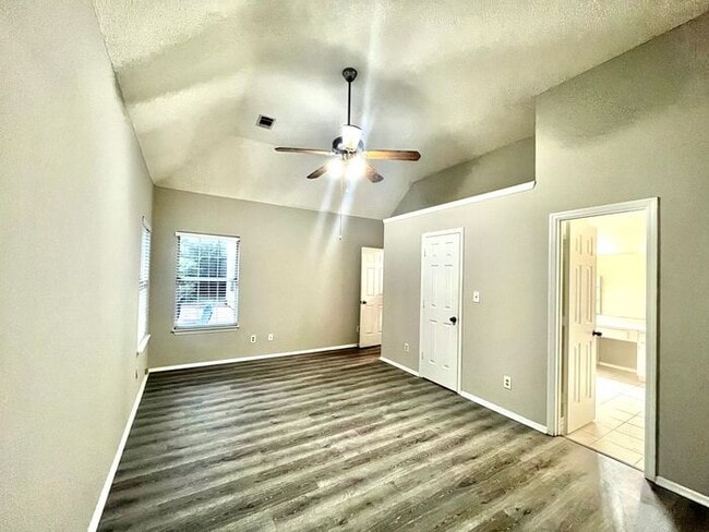 Building Photo - 10470 Meadow Run Trce