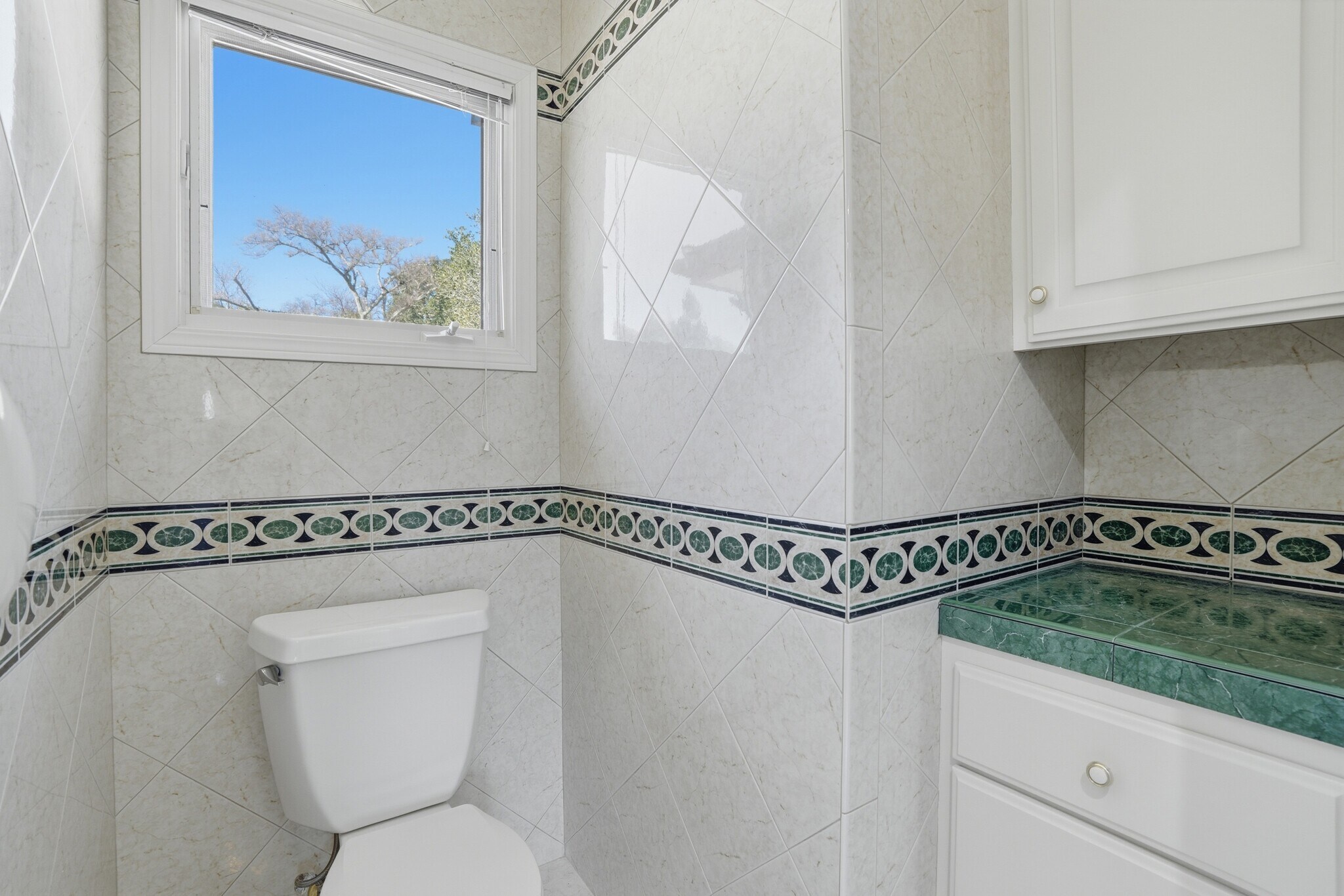 Building Photo - 544 Sunset Way