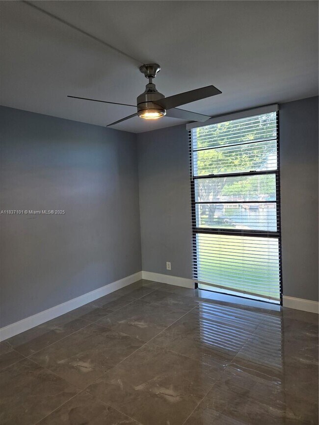 Building Photo - 3401 N Country Club Dr