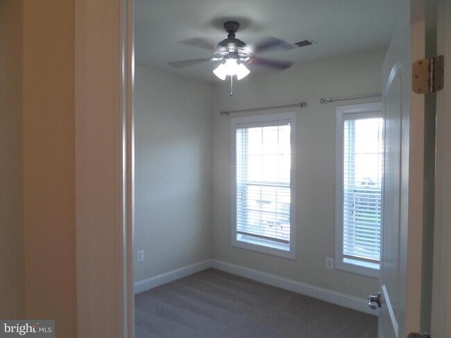 Building Photo - 15998 Greymill Manor Dr