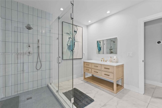 Building Photo - 9040 SW 110th Ave