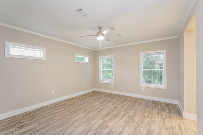 Building Photo - 9330 Crestview Dr