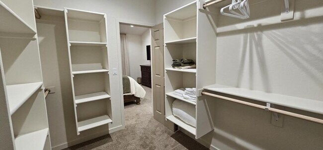 Building Photo - 731 W 6th S St