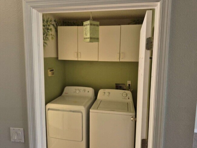 Building Photo - "Spacious 1732 Sq Ft 3-Bed, 2 Baths, in Tarpon Springs!"