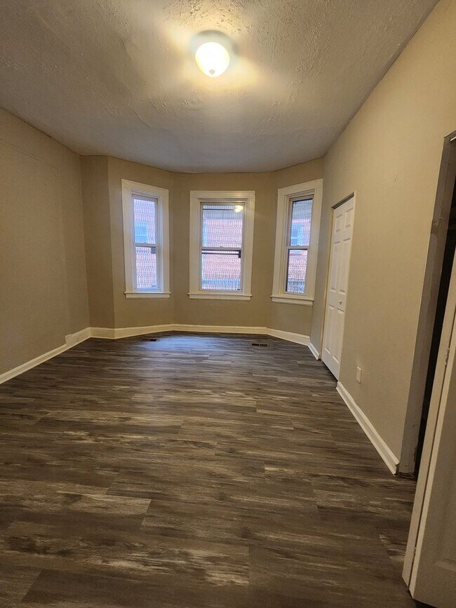 Building Photo - Spacious 7 Bedroom in West Baltimore