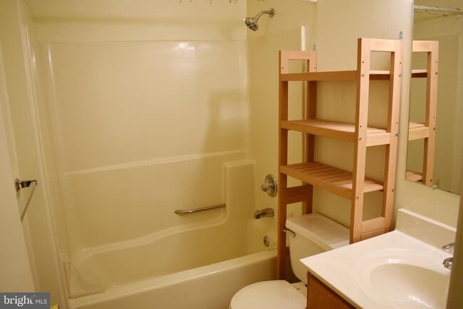 Building Photo - 1121 Stanley Ave